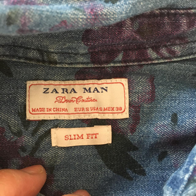 ZARA(ザラ)のザラ MAN プリントデニムシャツ 花柄 S メンズのトップス(シャツ)の商品写真