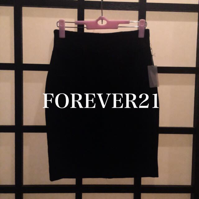 FOREVER 21(フォーエバートゥエンティーワン)のパッチポケットペンシルスカート レディースのスカート(ひざ丈スカート)の商品写真