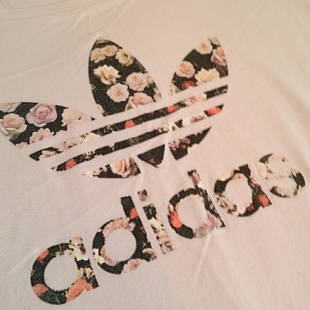 adidas(アディダス)のアディダス＊花柄ロゴTシャツ レディースのトップス(Tシャツ(半袖/袖なし))の商品写真
