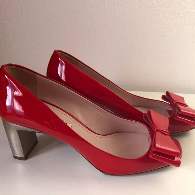 miumiu(ミュウミュウ)の美品！！ miumiu♡ パテント リボン ビジュー パンプス 赤 37 レディースの靴/シューズ(ハイヒール/パンプス)の商品写真