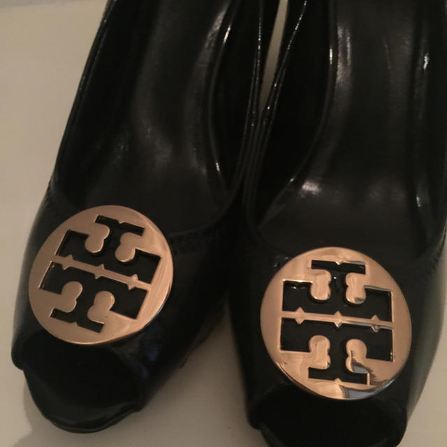 Tory Burch(トリーバーチ)の【もも様専用】エナメルのオープントゥパンプス レディースの靴/シューズ(ハイヒール/パンプス)の商品写真