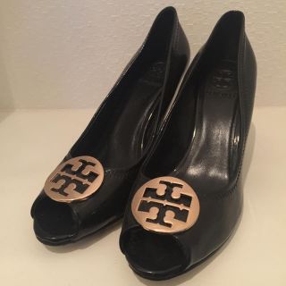 トリーバーチ(Tory Burch)の【もも様専用】エナメルのオープントゥパンプス(ハイヒール/パンプス)