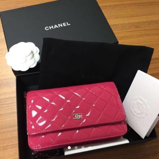 シャネル(CHANEL)のCHANEL エナメル チェーンウォレット(財布)