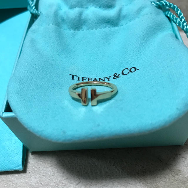 Tiffany & Co.(ティファニー)のティファニー Tリング イエローゴールド レディースのアクセサリー(リング(指輪))の商品写真