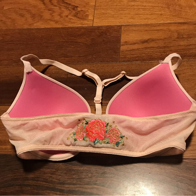 Victoria's Secret(ヴィクトリアズシークレット)のPINK ブラジャー 32C レディースの下着/アンダーウェア(ブラ)の商品写真