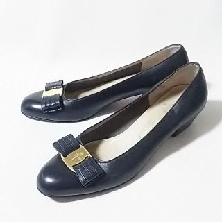 サルヴァトーレフェラガモ(Salvatore Ferragamo)の限定希少90s!フェラガモ高級イタリア製レザーパンプス人気モデル！紺(ハイヒール/パンプス)