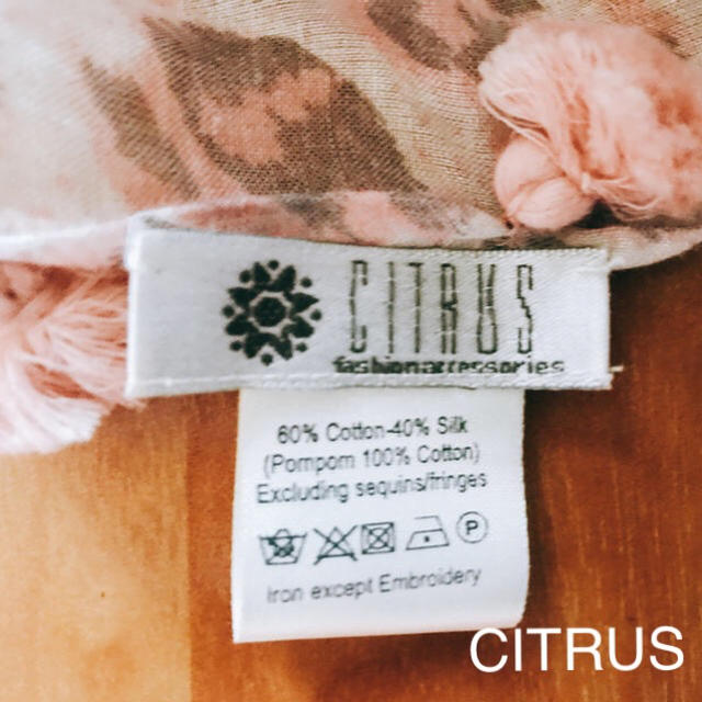 CITRUS ポンポンストール ピンク&グレー レオパード柄 レディースのファッション小物(ストール/パシュミナ)の商品写真