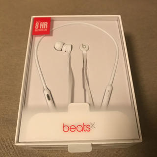 ビーツバイドクタードレ(Beats by Dr Dre)のbeatsX ホワイト ワイヤレスイヤホン(ヘッドフォン/イヤフォン)