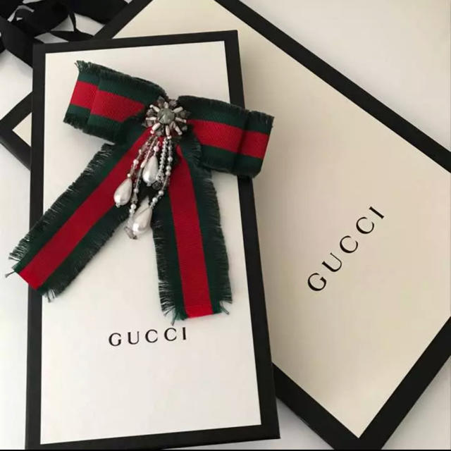 Gucci(グッチ)のGUCCI 正規品 リボン ブローチ お嬢様 上品 CHANEL GUCCI レディースのアクセサリー(ブローチ/コサージュ)の商品写真