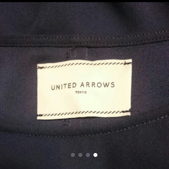 UNITED ARROWS(ユナイテッドアローズ)のユナイテッドアローズ ケープ 肩かけ ブラウス 2way ネイビー シフォン レディースのトップス(シャツ/ブラウス(長袖/七分))の商品写真