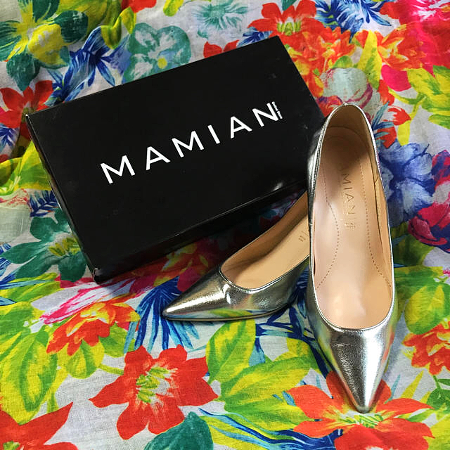 MAMIAN(マミアン)のMAMIAN シルバーパンプス レディースの靴/シューズ(ハイヒール/パンプス)の商品写真