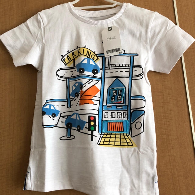 NEXT(ネクスト)の新品 ネクスト Tシャツ 乗り物 パーキング 立体駐車場 半袖 キッズ/ベビー/マタニティのキッズ服男の子用(90cm~)(Tシャツ/カットソー)の商品写真