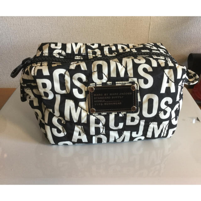 MARC BY MARC JACOBS(マークバイマークジェイコブス)のマークジェイコブス ロゴポーチ レディースのファッション小物(ポーチ)の商品写真