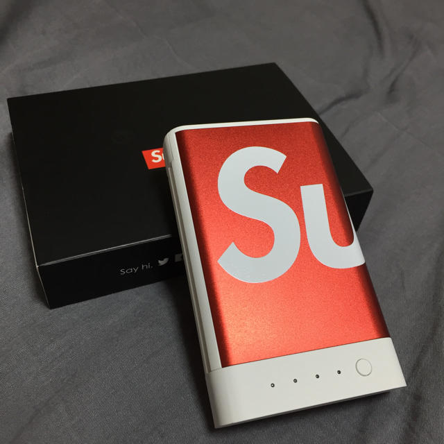 Supreme(シュプリーム)のSupreme Mophie Encore Plus 10K シュプリーム スマホ/家電/カメラのスマートフォン/携帯電話(バッテリー/充電器)の商品写真