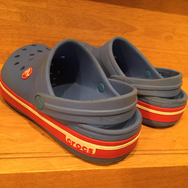 crocs(クロックス)のクロックス キッズ J2 キッズ/ベビー/マタニティのキッズ靴/シューズ(15cm~)(サンダル)の商品写真