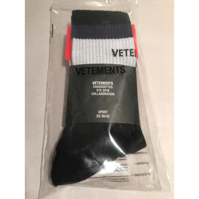 TOMMY HILFIGER(トミーヒルフィガー)の新品【 VETEMENTS × TOMMY 】 ソックス 39/42 メンズのレッグウェア(ソックス)の商品写真