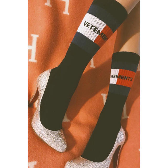 TOMMY HILFIGER(トミーヒルフィガー)の新品【 VETEMENTS × TOMMY 】 ソックス 39/42 メンズのレッグウェア(ソックス)の商品写真