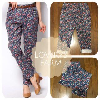 ローリーズファーム(LOWRYS FARM)の花柄テーパードパンツ(チノパン)