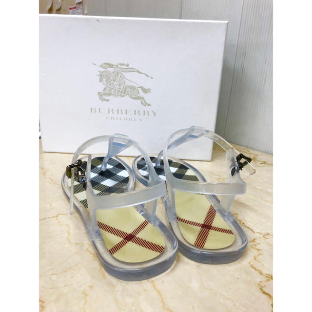 BURBERRY(バーバリー)のcharshen様専用 新品 バーバリー 34サイズ ビーチサンダル 再値下げ！ キッズ/ベビー/マタニティのキッズ靴/シューズ(15cm~)(サンダル)の商品写真