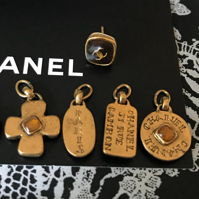 CHANEL(シャネル)の♕CHANEL 4チャームピアス♕  レディースのアクセサリー(ピアス)の商品写真