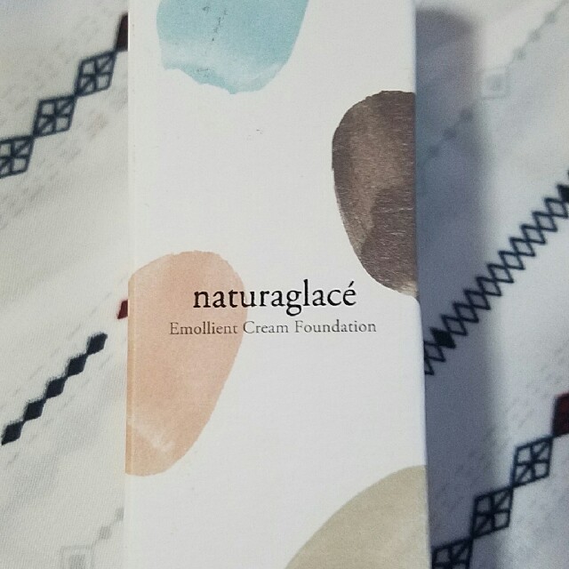 naturaglace(ナチュラグラッセ)の[新品/定形外送料込み]ナチュラグラッセ　エモリエントクリームファンデーション コスメ/美容のベースメイク/化粧品(ファンデーション)の商品写真