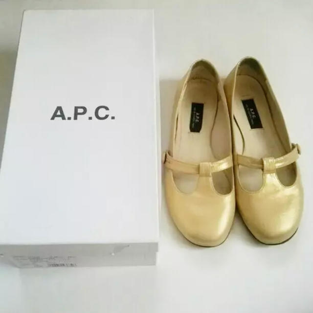 A.P.C(アーペーセー)のA.P.C. ゴールドフラットシューズ レディースの靴/シューズ(バレエシューズ)の商品写真