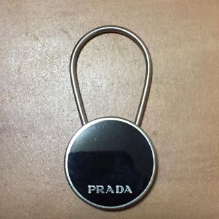 プラダ(PRADA)のプラダ M714 ロゴ キーホルダー キーリング 丸型 オーバル ブラック(キーホルダー)