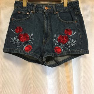 エイチアンドエム(H&M)の薔薇刺繍ショートパンツ🌹(ショートパンツ)