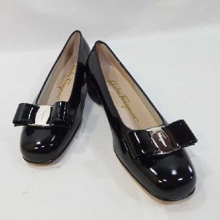 サルヴァトーレフェラガモ(Salvatore Ferragamo)の未使用★サルヴァトーレ・フェラガモ ヴァラ エナメル パンプス 51/2C 黒(ハイヒール/パンプス)