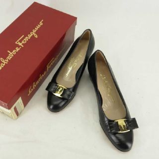 サルヴァトーレフェラガモ(Salvatore Ferragamo)の美品★サルヴァトーレ・フェラガモ ヴァラ 型押 パンプス レザー 黒 51/2C(ハイヒール/パンプス)