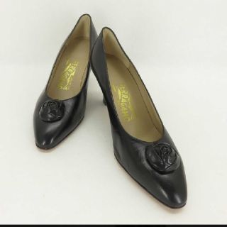 サルヴァトーレフェラガモ(Salvatore Ferragamo)の美品★サルヴァトーレ・フェラガモ  パンプス  薔薇デザイン 黒 71/2D(ハイヒール/パンプス)