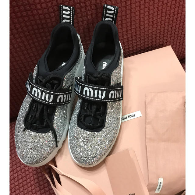 国内外の人気 miumiu 売り切ります。新品、未使用。ミュウミュウ