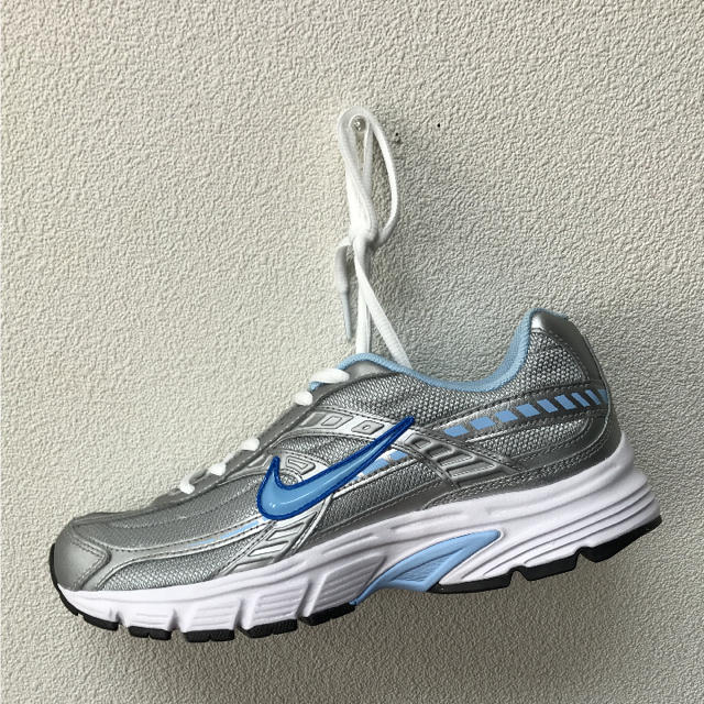 NIKE(ナイキ)のナイキ イニシエーター 24.5cm 新品 INITIATOR シルバー レディースの靴/シューズ(スニーカー)の商品写真