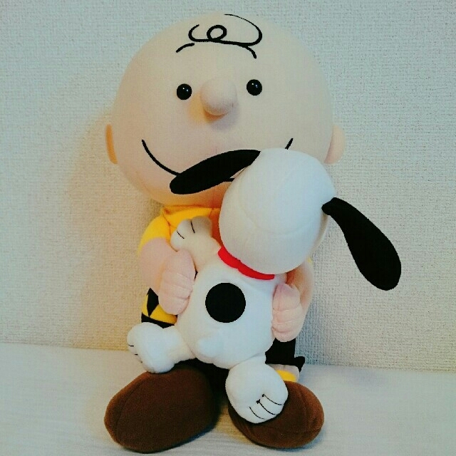 SNOOPY(スヌーピー)のちゃん様 専用 新品❗チャーリーブラウンがスヌーピーをバグしてます❤ エンタメ/ホビーのおもちゃ/ぬいぐるみ(ぬいぐるみ)の商品写真