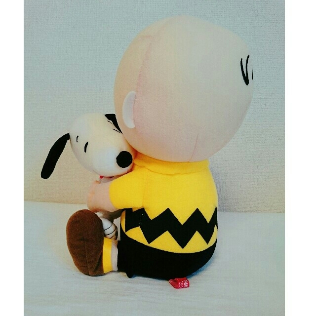 SNOOPY(スヌーピー)のちゃん様 専用 新品❗チャーリーブラウンがスヌーピーをバグしてます❤ エンタメ/ホビーのおもちゃ/ぬいぐるみ(ぬいぐるみ)の商品写真