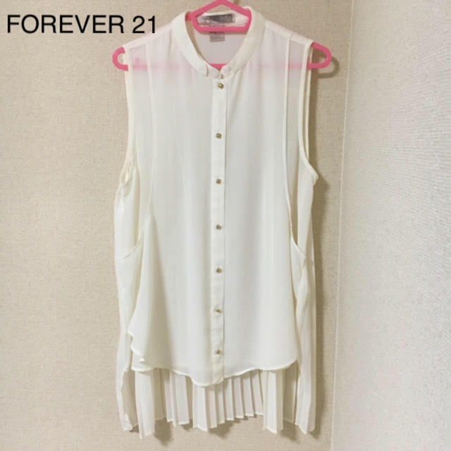 FOREVER 21(フォーエバートゥエンティーワン)のノースリーブシャツ レディースのトップス(シャツ/ブラウス(半袖/袖なし))の商品写真