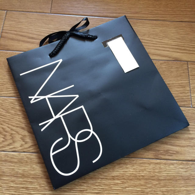 NARS(ナーズ)のナーズ 紙袋 シール付き レディースのバッグ(ショップ袋)の商品写真