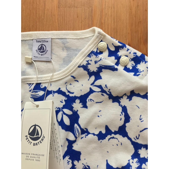 PETIT BATEAU(プチバトー)のさくら様専用♡5ans プチバトー ホワイトフラワープリントワンピース キッズ/ベビー/マタニティのキッズ服女の子用(90cm~)(ワンピース)の商品写真