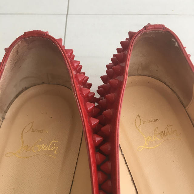 Christian Louboutin(クリスチャンルブタン)のルブタン レッド スパイク フラット 23㌢ レディースの靴/シューズ(バレエシューズ)の商品写真