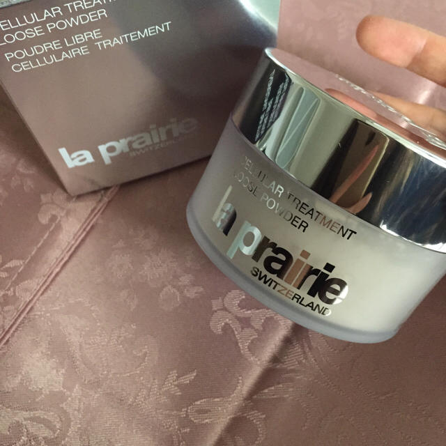 La Prairie(ラプレリー)のラプレリートリートメントルースパウダー三越購入新品未開封 コスメ/美容のベースメイク/化粧品(フェイスパウダー)の商品写真