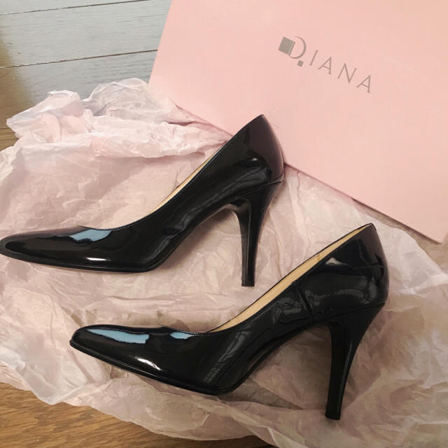 DIANA(ダイアナ)のDIANA ブラック エナメル パンプス レディースの靴/シューズ(ハイヒール/パンプス)の商品写真