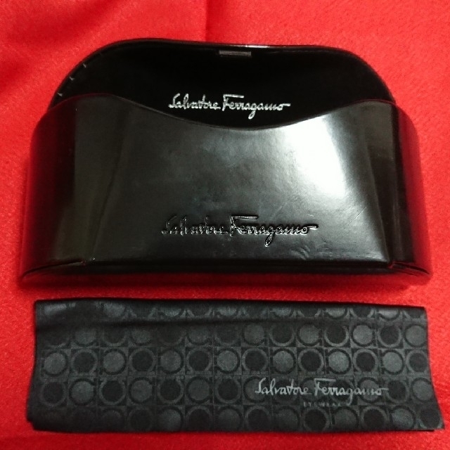 Salvatore Ferragamo(サルヴァトーレフェラガモ)のSalvatore Ferragamo 眼鏡ケース 傷多目 レディースのファッション小物(サングラス/メガネ)の商品写真