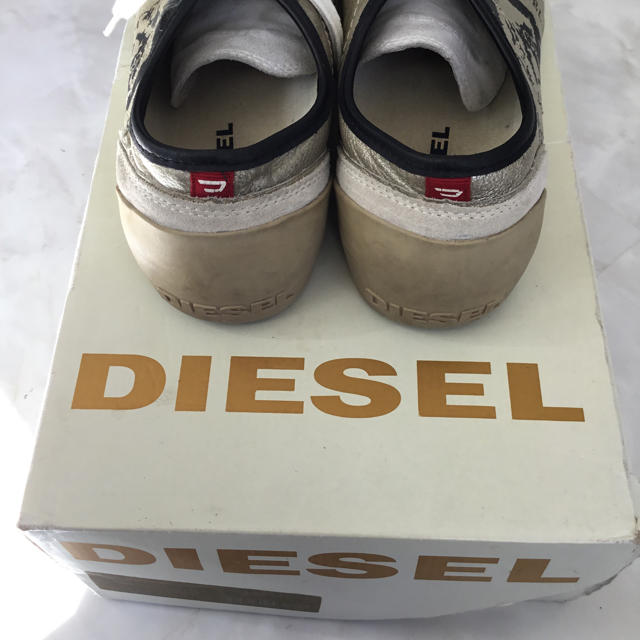 DIESEL(ディーゼル)のディーゼル かっこいい ゴールド 25 スニーカー メンズの靴/シューズ(スニーカー)の商品写真