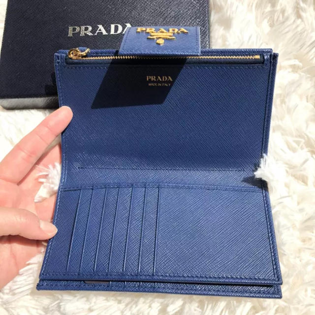 PRADA(プラダ)のレア 新作 プラダ PRADA 折り財布 サフィアーノ メタル ブルー 大容量 レディースのファッション小物(財布)の商品写真