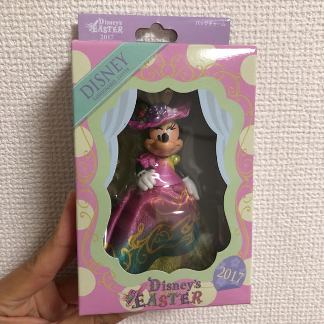 Disney(ディズニー)の2017 ファッショナブルイースター ミニーバッグチャーム エンタメ/ホビーのおもちゃ/ぬいぐるみ(キャラクターグッズ)の商品写真