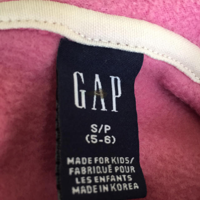 GAP(ギャップ)のGAP KIDSギャップキッズ ピンクのフリースパーカー  サイズ 5-6歳用 キッズ/ベビー/マタニティのキッズ服女の子用(90cm~)(Tシャツ/カットソー)の商品写真