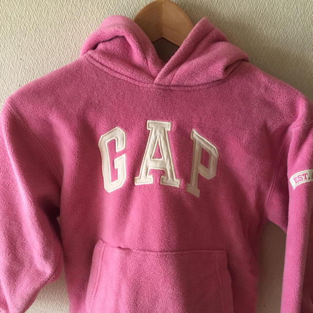 GAP(ギャップ)のGAP KIDSギャップキッズ ピンクのフリースパーカー  サイズ 5-6歳用 キッズ/ベビー/マタニティのキッズ服女の子用(90cm~)(Tシャツ/カットソー)の商品写真