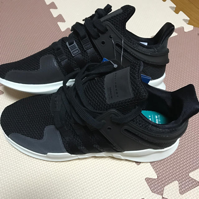 adidas(アディダス)のアディダス エキップメント 黒白 adidas メンズの靴/シューズ(スニーカー)の商品写真