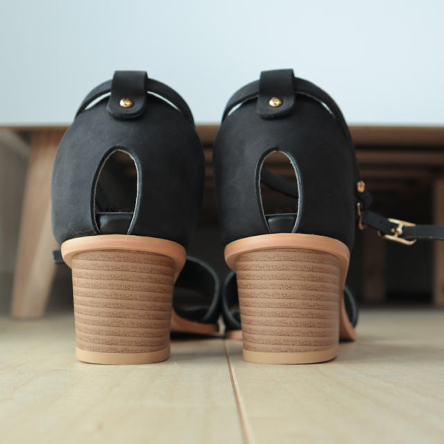 新品同様  本革ミドルヒールサンダル レディースの靴/シューズ(サンダル)の商品写真