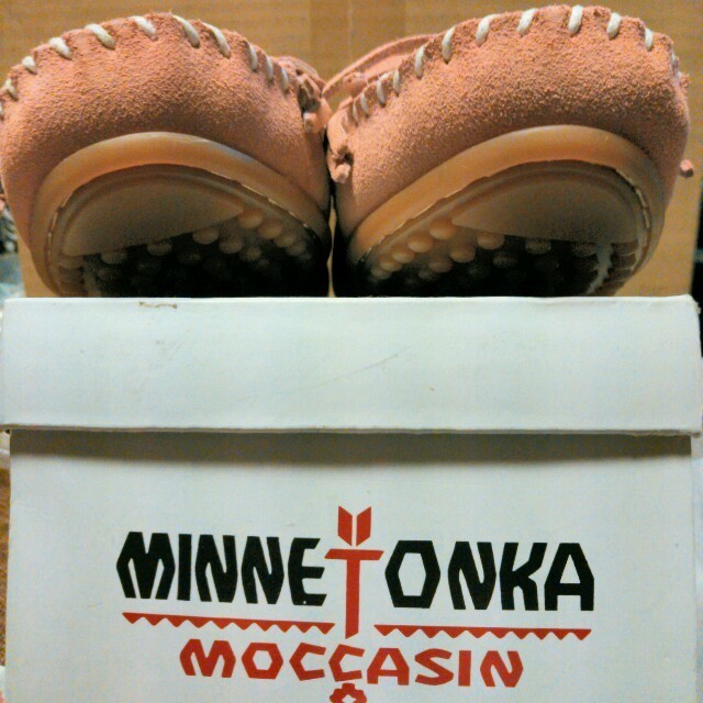 Minnetonka(ミネトンカ)のMINNETONKA ﾓｶｼﾝ　ピンク レディースの靴/シューズ(ハイヒール/パンプス)の商品写真